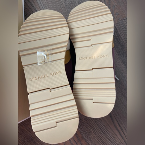 Gorgeous comfy MK sneaker, size 7. NWT - Picture 4 of 10